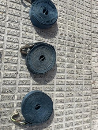 Cincha de amarre para mercancías sobre camiones