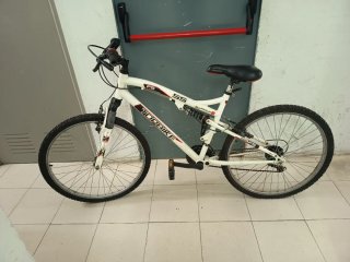 Escritorio de madera con cajones