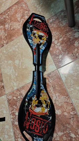Escritorio de madera con cajones