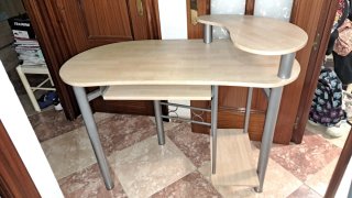Escritorio de madera con cajones