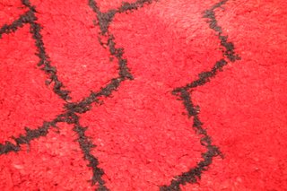 Alfombra de lana roja con diseño