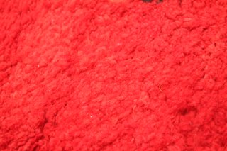 Alfombra de lana roja con diseño