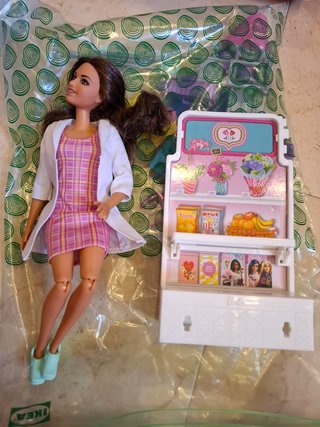 Barbie con mueble de tienda