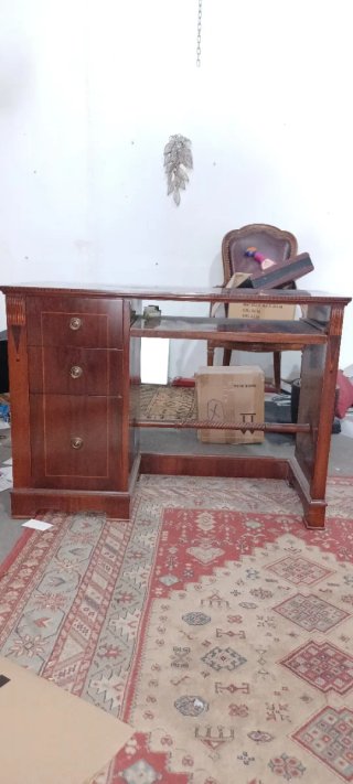 Escritorio de madera marrón
