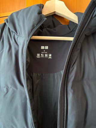 Cazadora Uniqlo negra con Capucha