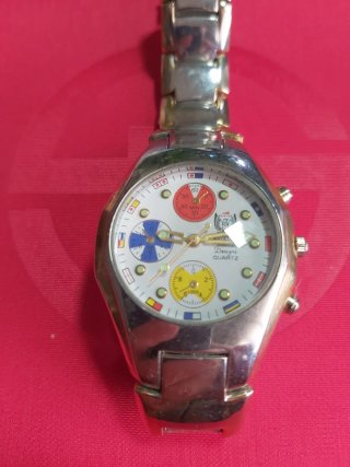 Reloj Swiss Designs Cuarzo Dorado y Plateado