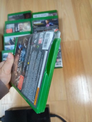 Xbox One Negra con Mando y 8 Juegos