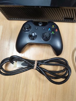 Xbox One Negra con Mando y 8 Juegos
