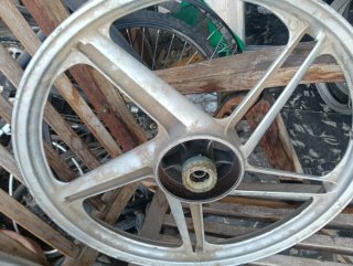 Llantas de moto plateadas