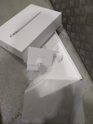 Caja vacía MacBook Air 13' con pegatinas, libreta