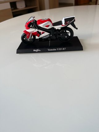 Maqueta Moto Yamaha R7 roja