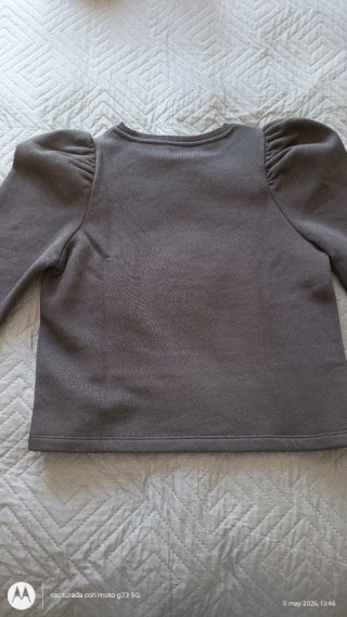 Sudadera negra con mangas abullonadas