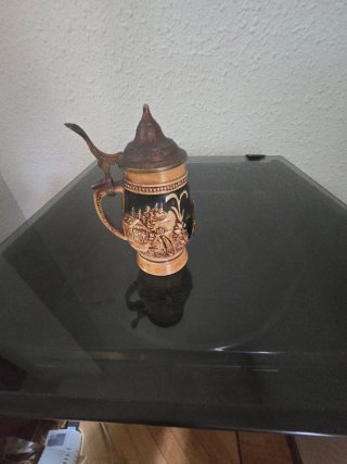 Brocche di birra in ceramica e metallo