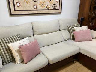 Sofá chaise longue beige y marrón