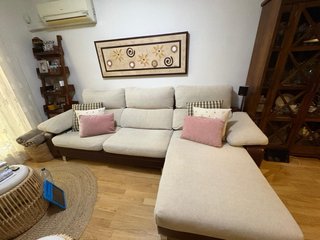 Sofá chaise longue beige y marrón