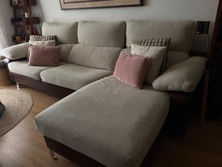 Sofá chaise longue beige y marrón