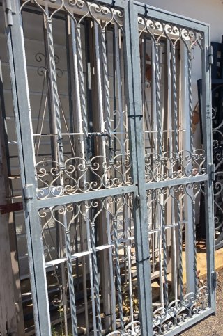 Puerta doble de hierro forjado