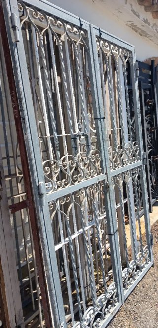 Puerta doble de hierro forjado