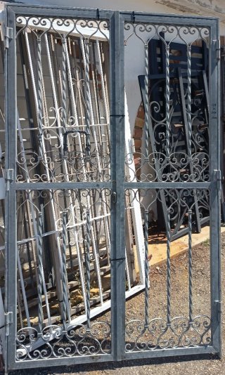 Puerta doble de hierro forjado