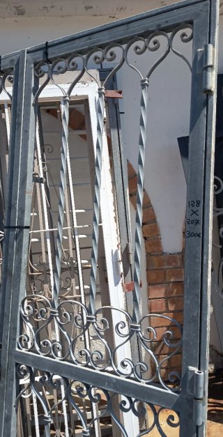 Puerta doble de hierro forjado