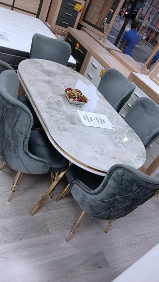 Mesa de comedor y 6 sillas de terciopelo