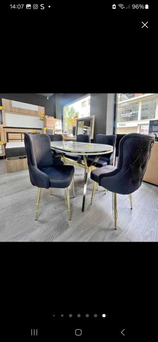 Mesa de comedor y 6 sillas de terciopelo