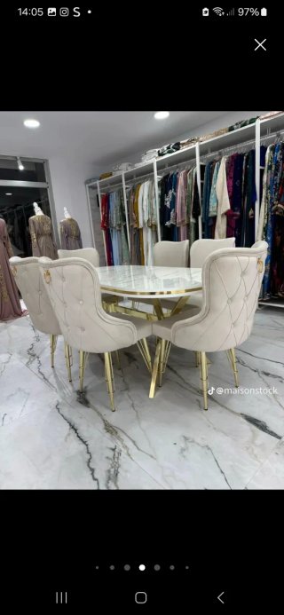 Mesa de comedor y 6 sillas de terciopelo