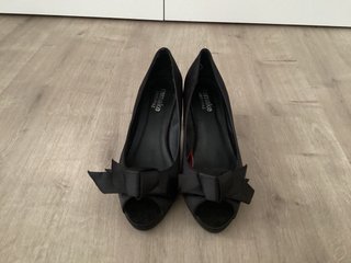 Tacones negros Mary Paz con lazo