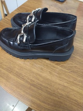 Mocasines negros con hebilla plateada