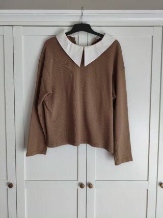 Camiseta manga larga con cuello blanco