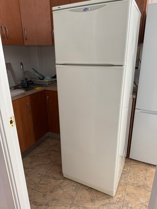 Frigorífico blanco con congelador