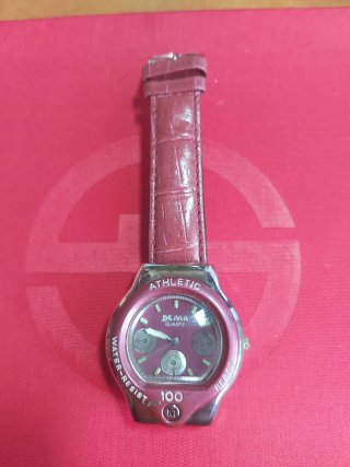 Reloj de cuarzo rosa funcionando
