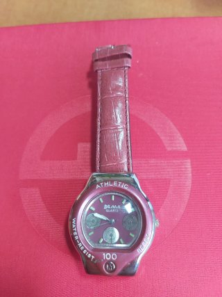 Reloj de cuarzo rosa funcionando