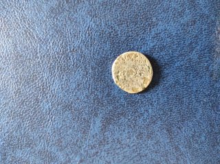 Moneda antigua dorada