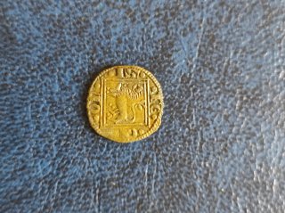 Moneda antigua dorada