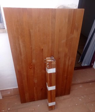 Mesa de madera marrón