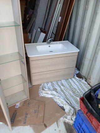 Mueble de baño con lavabo y armario