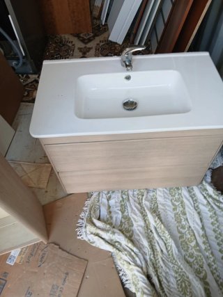 Mueble de baño con lavabo y armario