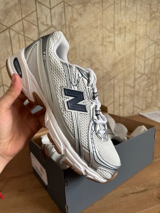 New Balance 740
