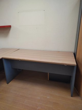 Mobiliario de oficina: Escritorio y Estanterías