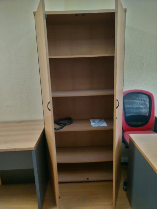Mobiliario de oficina: Escritorio y Estanterías