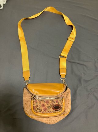 Bolso bandolera de corcho con mariposas