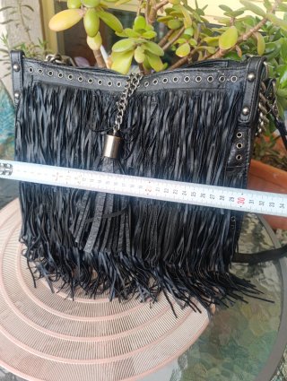 Bolso grande negro con flecos