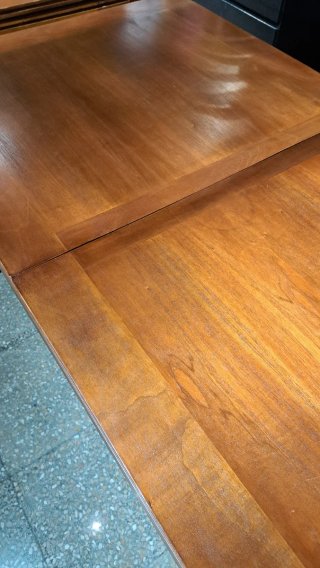 Mesas de madera marrones
