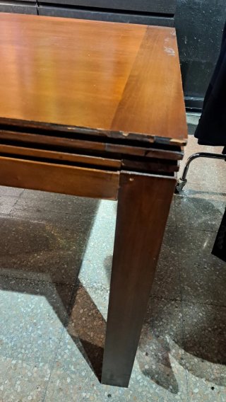 Mesas de madera marrones