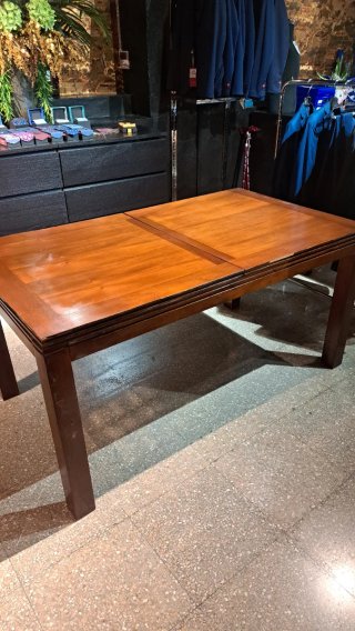 Mesas de madera marrones