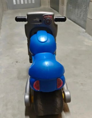 Moto infantil azul y roja