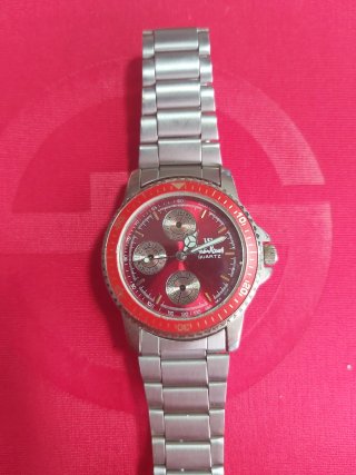 Reloj Valentino Kamus Cuarzo Rojo funcionando.