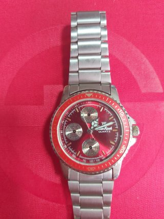Reloj Valentino Kamus Cuarzo Rojo funcionando.
