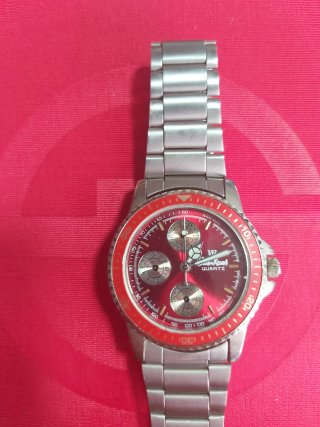 Reloj Valentino Kamus Cuarzo Rojo funcionando.